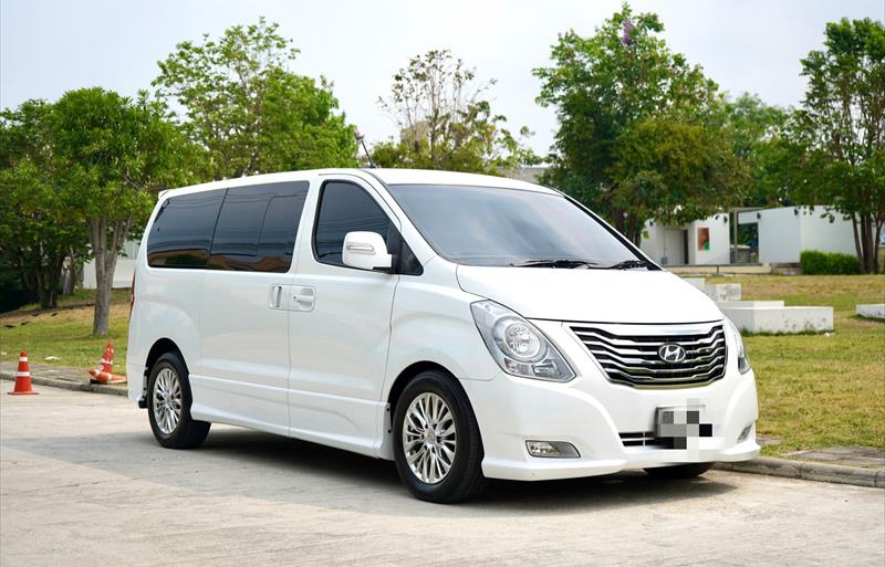 รถตู้มือสอง HYUNDAI GRAND STAREX รถปี 2015