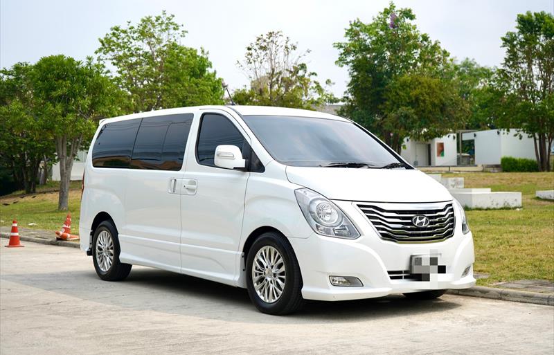 รถตู้มือสอง  HYUNDAI GRAND STAREX VIP รถปี2015