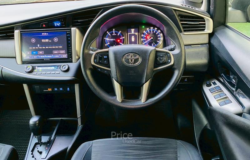 ขายรถตู้มือสอง TOYOTA INNOVA รถปี 2022
