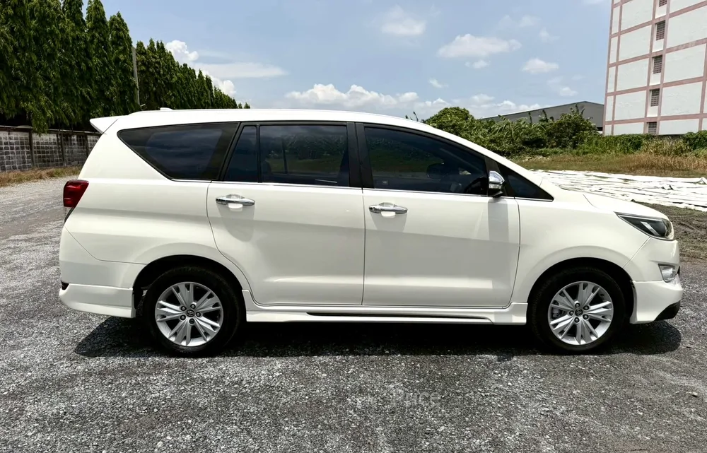 ขายรถตู้มือสอง TOYOTA INNOVA 2.8 Crysta V รถปี 2017