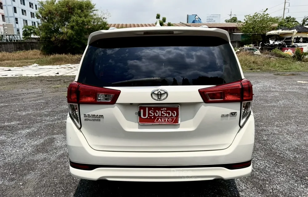 ขายรถตู้มือสอง TOYOTA INNOVA 2.8 Crysta V รถปี 2017