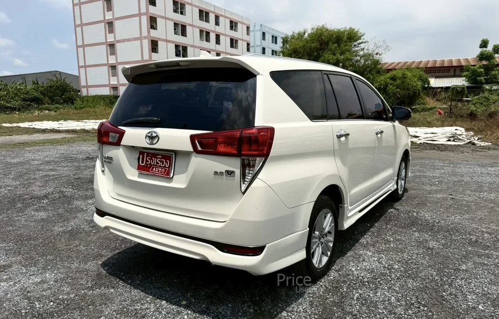 ขายรถตู้มือสอง TOYOTA INNOVA 2.8 Crysta V รถปี 2017