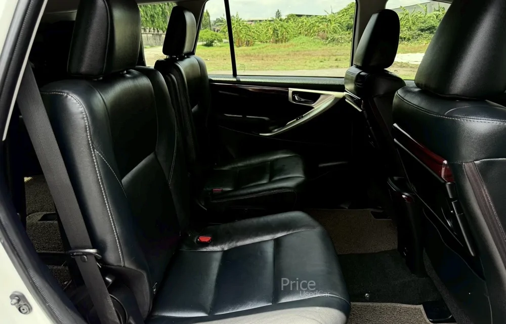 ขายรถตู้มือสอง TOYOTA INNOVA 2.8 Crysta V รถปี 2017