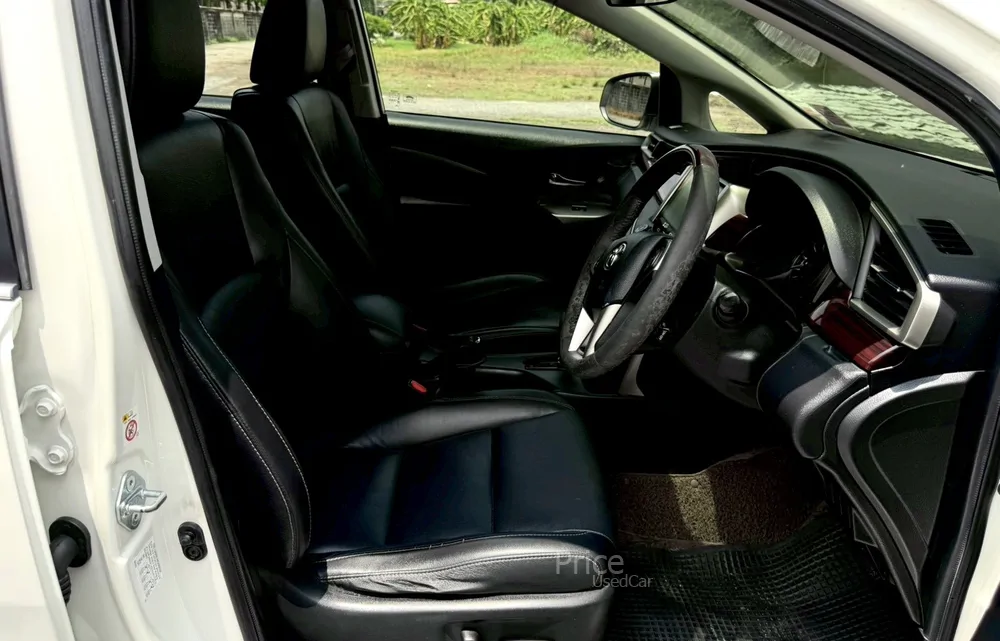 ขายรถตู้มือสอง TOYOTA INNOVA 2.8 Crysta V รถปี 2017